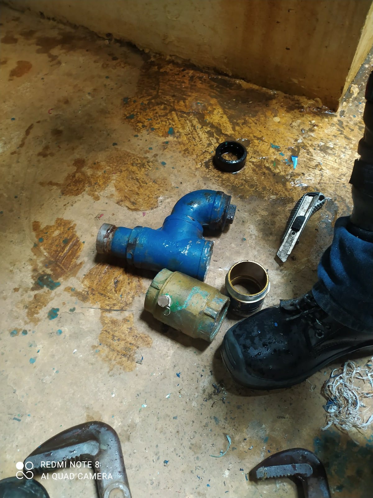 Bomba sumergible en proceso de reparación